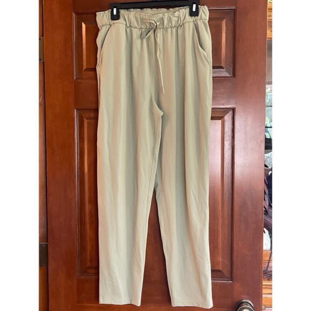Lululemon elastic waist pull on pant in sage green size 8